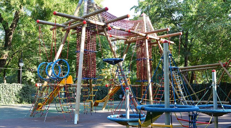 Loc de joacă pentru copii într-un parc din București; imagine ilustrativă, nu este locul accidentului din Bistrița