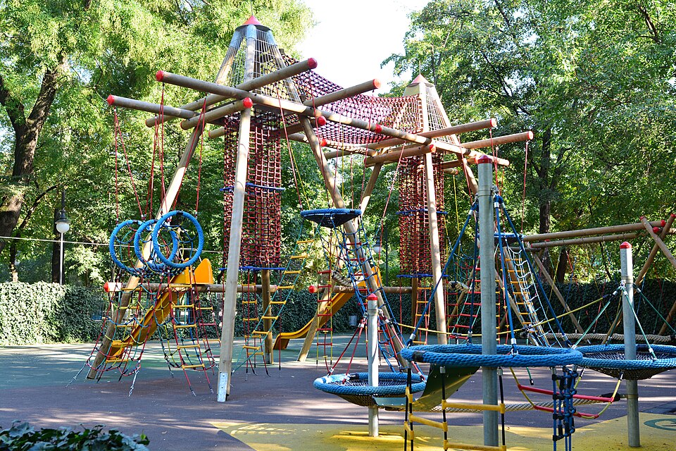 Loc de joacă pentru copii într-un parc din București; imagine ilustrativă, nu este locul accidentului din Bistrița
