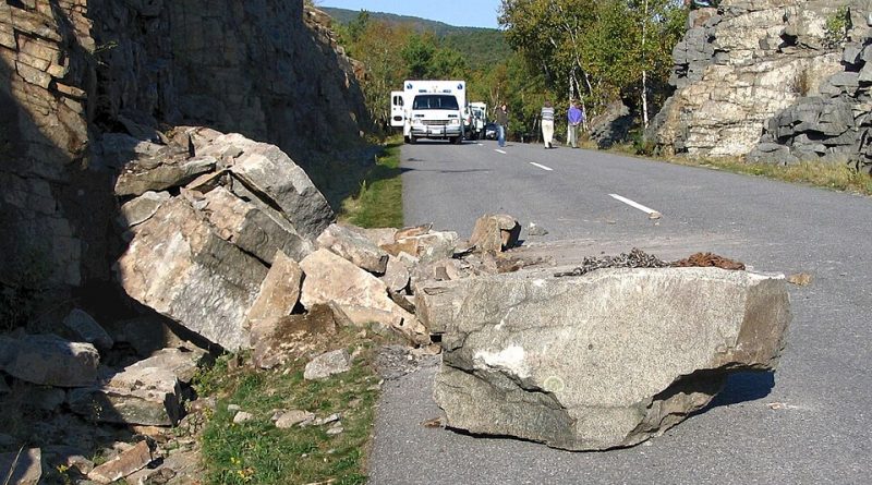 Stânci căzute pe un drum montan; imagine ilustrativă, nu este sectorul DN 7A din Cheile Jiețului