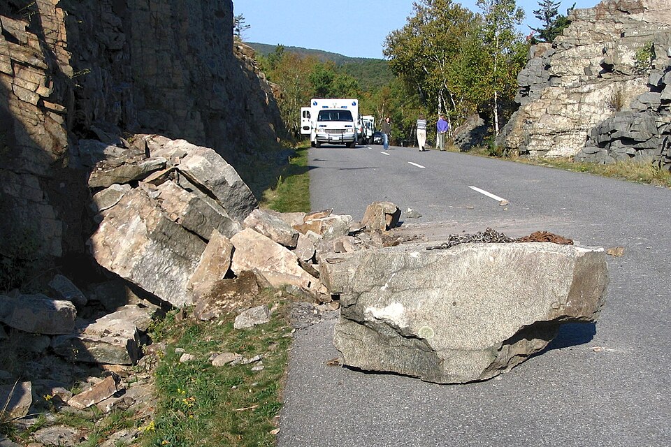 Stânci căzute pe un drum montan; imagine ilustrativă, nu este sectorul DN 7A din Cheile Jiețului